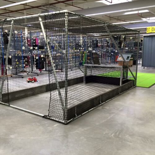Rubberen slagplanken voor hockeyvelden 37 Hockey oefenkooi met de 28 cm. hoge slagplanken.